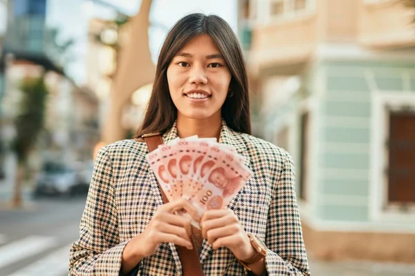 Jovem Mulher Negócios Asiática Sorrindo Feliz Segurando Notas Yuan Chinês — Fotografia de Stock