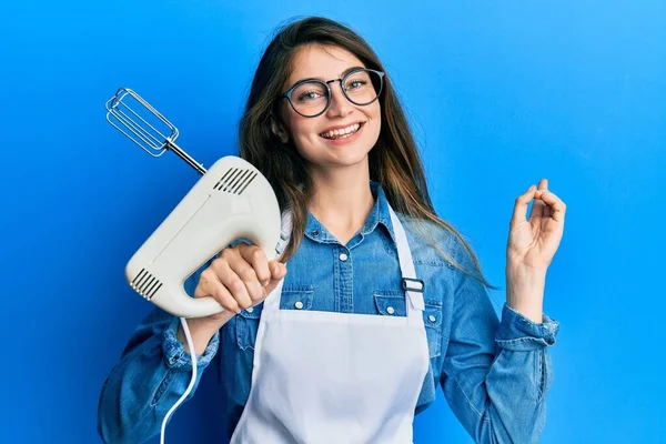 Joven Mujer Caucásica Sosteniendo Pastelera Batidora Eléctrica Sonriente Feliz Señalando — Foto de Stock