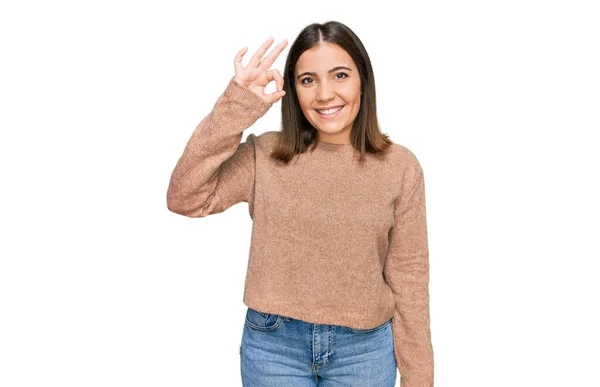 Jovem Mulher Bonita Vestindo Roupas Casuais Sorrindo Positivo Fazendo Sinal — Fotografia de Stock