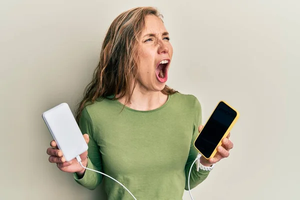 Genç Sarışın Kadın Akıllı Telefonları Dolduruyor Kızgın Kızgın Çığlıklar Sinirli — Stok fotoğraf