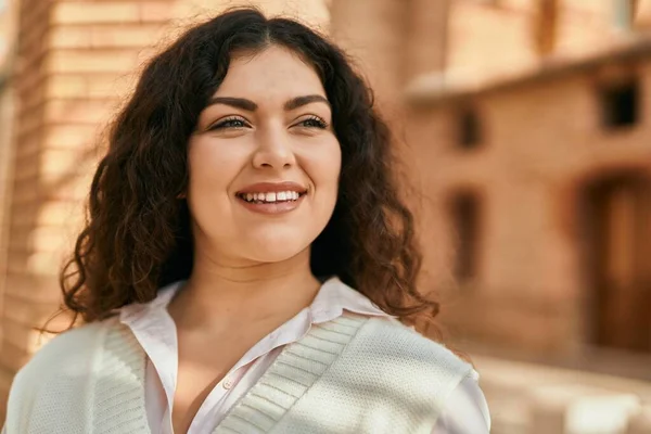 Young Hispanic Woman Smiling Happy Standing City — Stock Photo, Image
