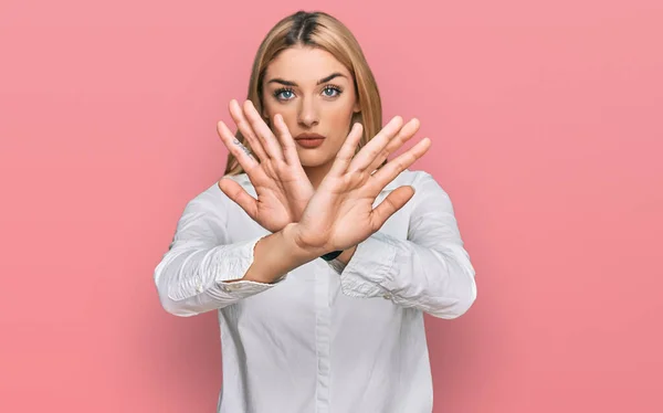 Mujer Joven Caucásica Usando Ropa Casual Expresión Rechazo Cruzando Brazos — Foto de Stock