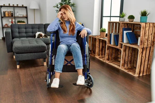 Mladá Krásná Žena Sedí Doma Invalidním Vozíku Unaveně Tře Nos — Stock fotografie