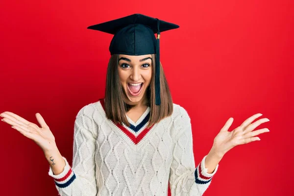 Chica Morena Joven Con Gorra Graduación Celebrando Victoria Con Sonrisa — Foto de Stock