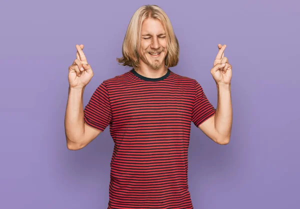 Homme Caucasien Aux Cheveux Longs Blonds Portant Shirt Rayé Décontracté — Photo