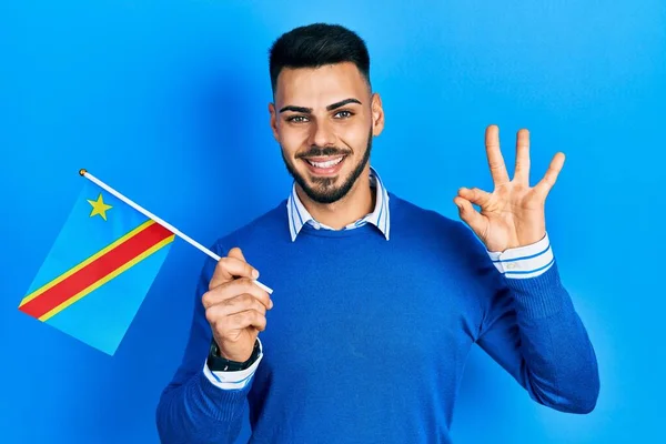 Joven Hombre Hispano Con Barba Sosteniendo República Democrática Bandera Del —  Fotos de Stock