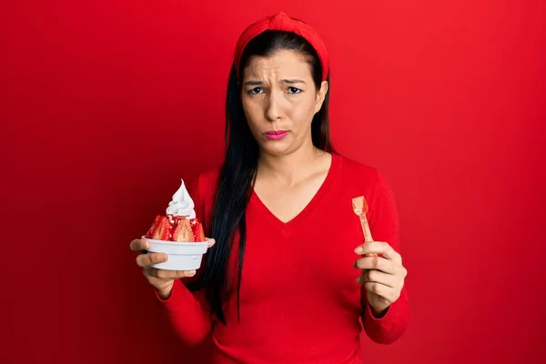 Junge Lateinische Frau Mit Eis Der Hand Skeptisch Und Nervös — Stockfoto