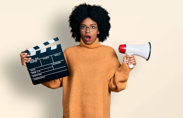 Junge Afrikanisch Amerikanische Frau Hält Videofilmplatte Und Megafon Schockgesicht Sieht — Stockfoto
