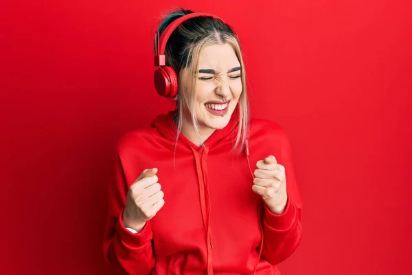 Młoda Nowoczesna Dziewczyna Stroju Siłowni Przy Użyciu Słuchawek Bardzo Szczęśliwy — Zdjęcie stockowe