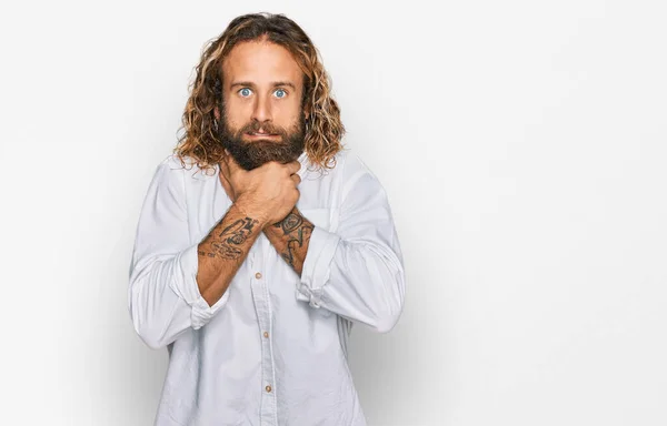 Beau Homme Avec Barbe Cheveux Longs Portant Des Vêtements Décontractés — Photo