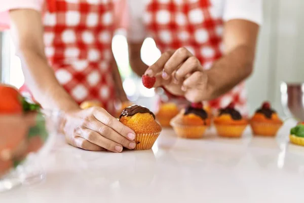 Handen Van Paar Koken Pompoenen Keuken — Stockfoto