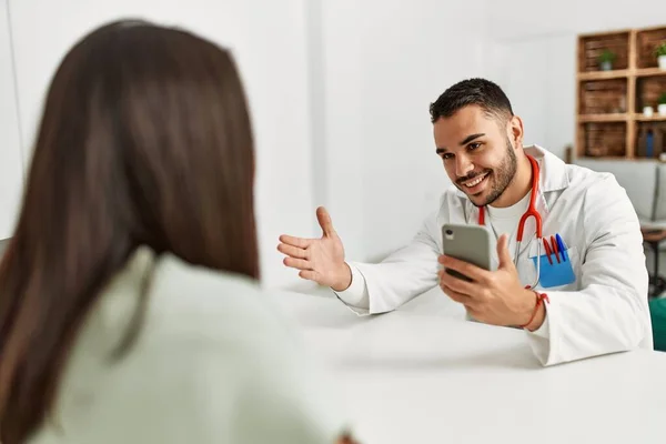 Arzt Erklärt Lateinamerikanerin Behandlung Mit Smartphone Klinik — Stockfoto