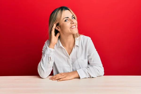 Eine Junge Kaukasische Frau Lässiger Kleidung Sitzt Lächelnd Mit Der — Stockfoto