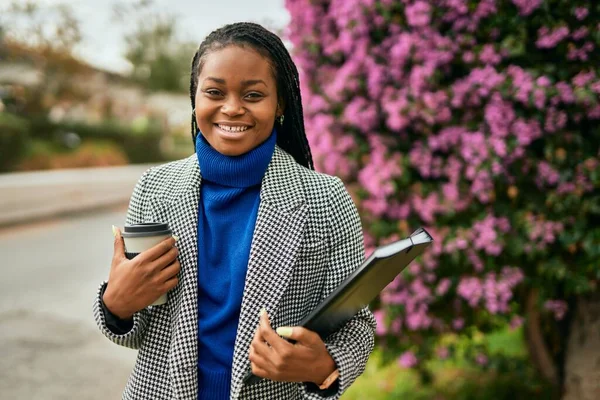 Joven Mujer Negocios Afroamericana Sonriendo Feliz Bebiendo Café Ciudad —  Fotos de Stock