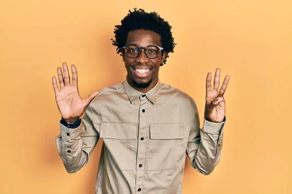 Joven Hombre Afroamericano Vistiendo Ropa Casual Gafas Mostrando Señalando Con — Foto de Stock