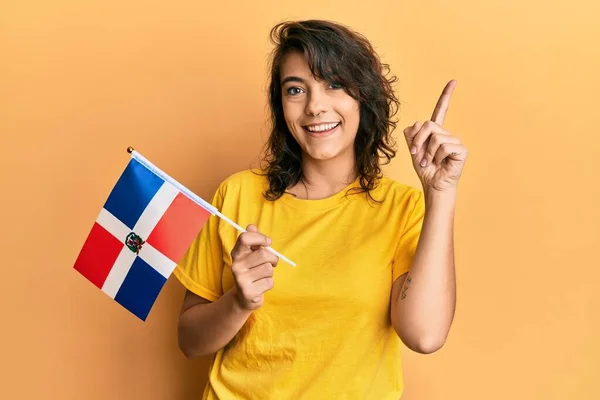 Jonge Latijns Amerikaanse Vrouw Met Dominicaanse Vlag Glimlachend Met Een — Stockfoto