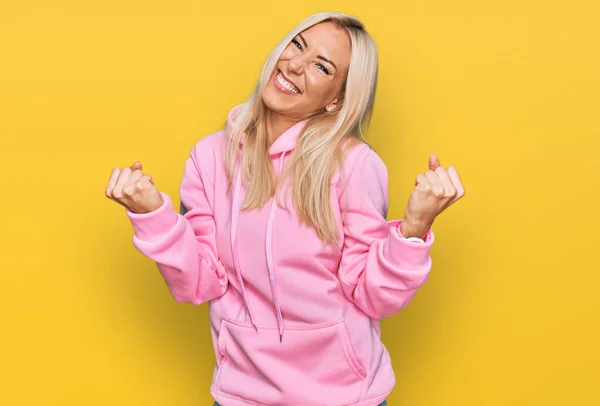 Ung Blond Kvinna Bär Casual Sweatshirt Mycket Glad Och Upphetsad — Stockfoto