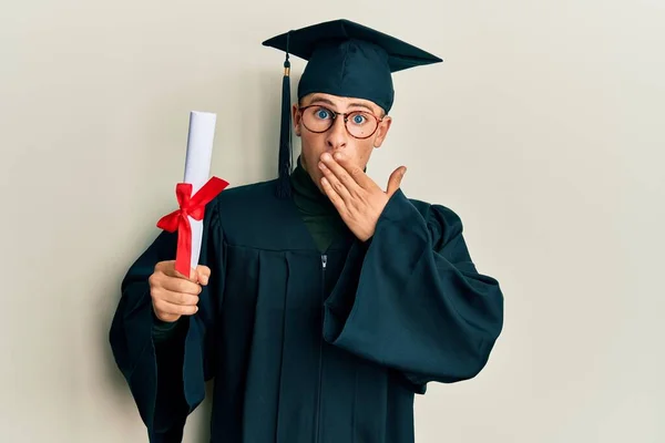 Mezuniyet Şapkası Tören Cübbesi Giyen Genç Beyaz Bir Adam Diplomasını — Stok fotoğraf