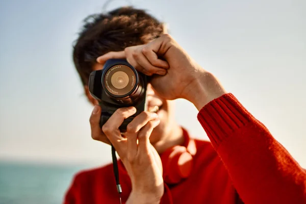 Ung Latinamerikansk Man Ler Glad Med Reflexkamera Stranden — Stockfoto