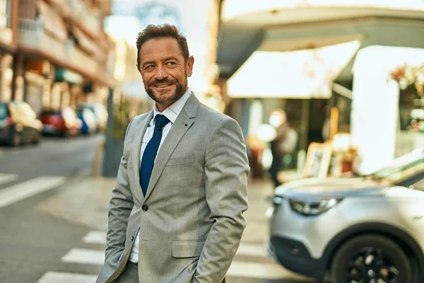 Hombre Negocios Mediana Edad Sonriendo Feliz Pie Ciudad —  Fotos de Stock