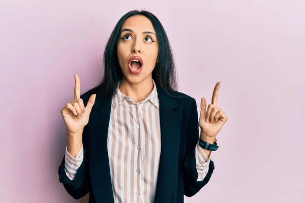 Jeune Fille Hispanique Portant Des Vêtements Travail Étonné Surpris Regarder — Photo