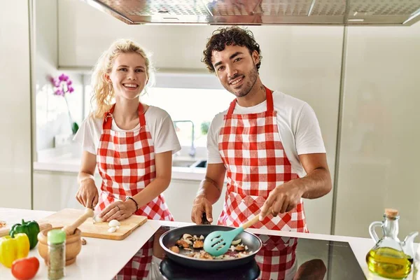 Jong Paar Glimlachen Gelukkig Koken Met Behulp Van Koekenpan Keuken — Stockfoto