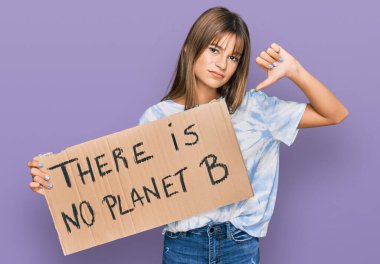 Kafkasyalı genç bir kızın elinde kızgın yüzlü B gezegeni pankartı yok. Negatif işaretler baş parmakları aşağıda, reddedilme konsepti yok. 