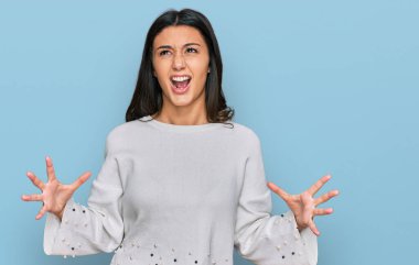 Genç İspanyol kız gündelik kıyafetler giyip deli gibi bağırıyor ve agresif bir ifade ve kollarla bağırıyor. hüsran kavramı. 