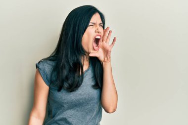 Genç İspanyol kadın gündelik kıyafetler giyip el ele tutuşarak bağırıyor ve çığlık atıyordu. iletişim konsepti. 