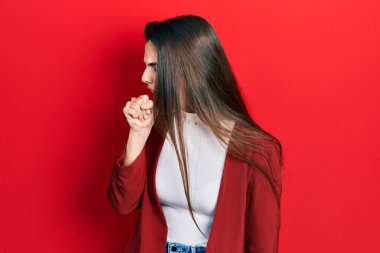 İş ceketi giyen genç esmer kız kendini kötü hissediyor ve soğuk algınlığı veya bronşitin belirtisi olarak öksürüyor. sağlık hizmeti kavramı. 