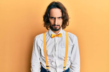 Hipster şık giyinen genç İspanyol adam şüpheci ve gergin görünüyor, sorun yüzünden surat asıyor. negatif kişi. 