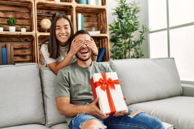 Genç bir kadın evde erkek arkadaşına sürpriz yapıyor..