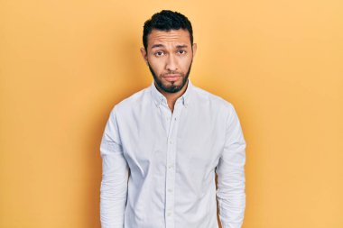 Sakallı, iş gömleği giyen, kederli, sinirli ve korkmuş bir İspanyol. hüzünlü ifade. 