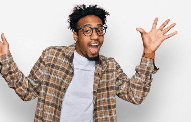 Sakallı, sıradan giyinmiş ve gözlüklü genç Afrikalı Amerikalı adam çılgın kutlamalar yapıyor ve kollarını kaldırıp heyecanla haykırarak başarıyı kutluyor. Kazanan konsept 