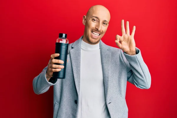 Kale Zakenman Met Baard Drinken Fles Water Doen Teken Met — Stockfoto