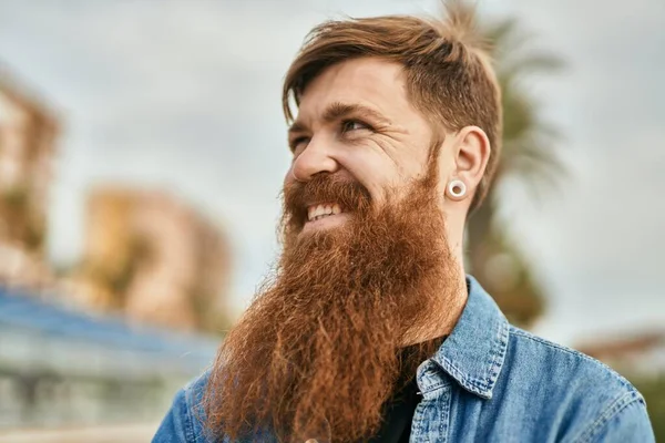 Jong Iers Hippie Man Glimlachend Blij Staande Stad — Stockfoto