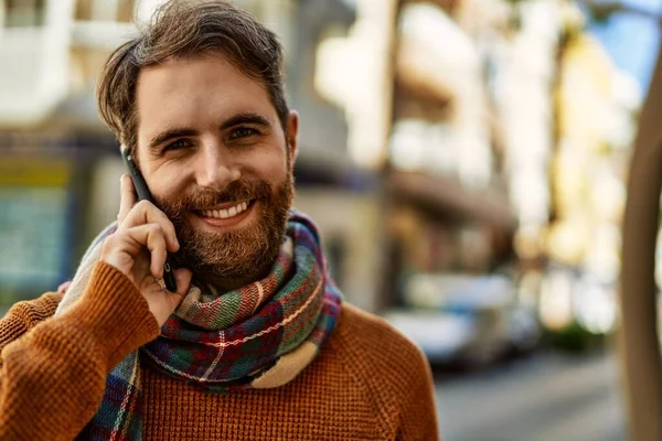 Blanke Man Met Baard Die Een Zonnige Dag Buiten Aan — Stockfoto