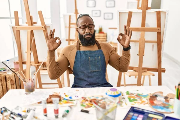 Artista Afro Americano Homem Estúdio Arte Relaxar Sorrir Com Olhos — Fotografia de Stock