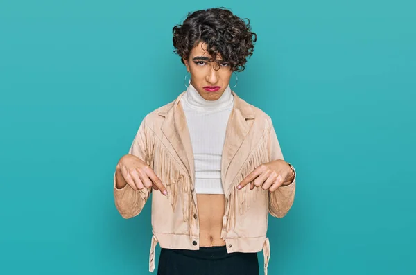 Hombre Guapo Usando Maquillaje Ropa Mujer Apuntando Hacia Abajo Mirando — Foto de Stock