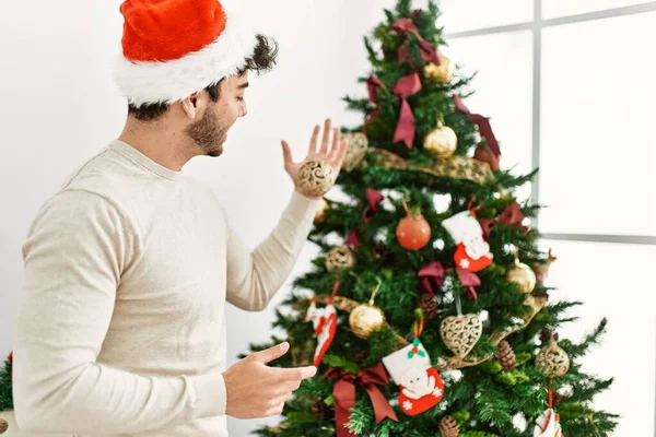 Fiatal Spanyol Férfi Mosolyog Boldog Díszítő Karácsonyfa Otthon — Stock Fotó