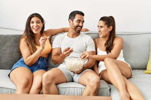 Τρεις Ισπανοί Φίλοι Βλέπουν Ταινία Καθισμένοι Στον Καναπέ Στο Σπίτι — Φωτογραφία Αρχείου