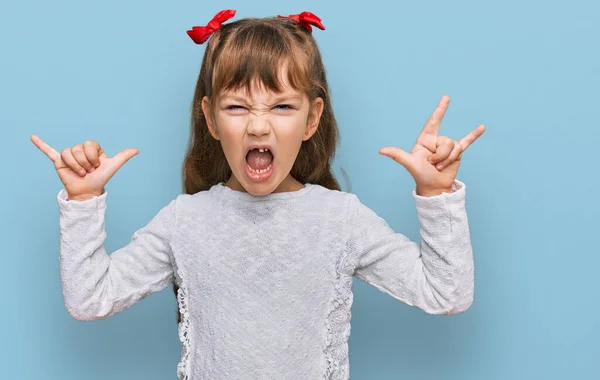 Ragazzina Caucasica Che Indossa Vestiti Casual Urlando Con Espressione Folle — Foto Stock