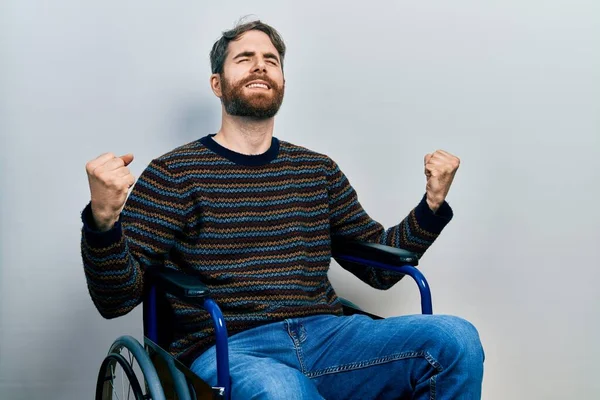 Kaukasischer Mann Mit Bart Sitzt Sehr Glücklich Und Aufgeregt Rollstuhl — Stockfoto