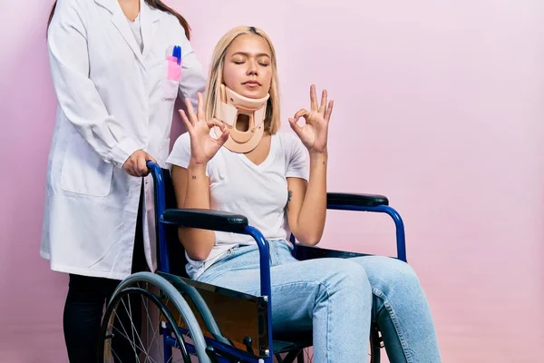 美丽的金发女人坐在轮椅上 领着脖子放松 闭着眼睛微笑 用手指做冥想动作 瑜伽概念 — 图库照片