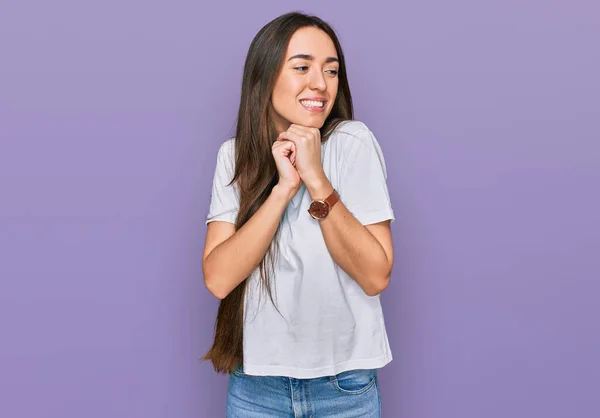 Jong Hispanic Meisje Dragen Casual Wit Shirt Lachen Nerveus Opgewonden — Stockfoto