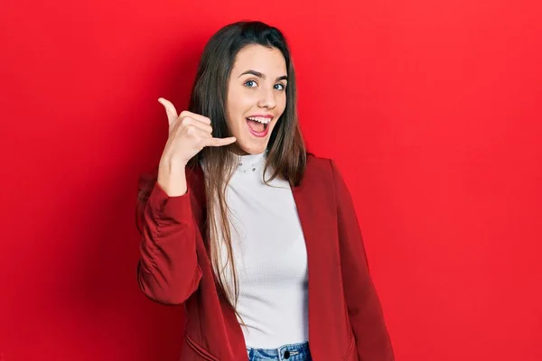 Junge Brünette Teenager Businessjacke Lächeln Und Machen Telefongesten Mit Händen — Stockfoto