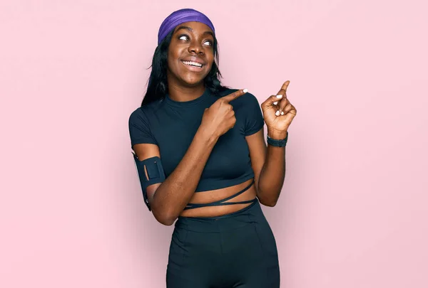 Młoda Afroamerykanka Ubrana Sportową Odzież Uśmiechnięta Patrząca Kamerę Dwoma Rękami — Zdjęcie stockowe