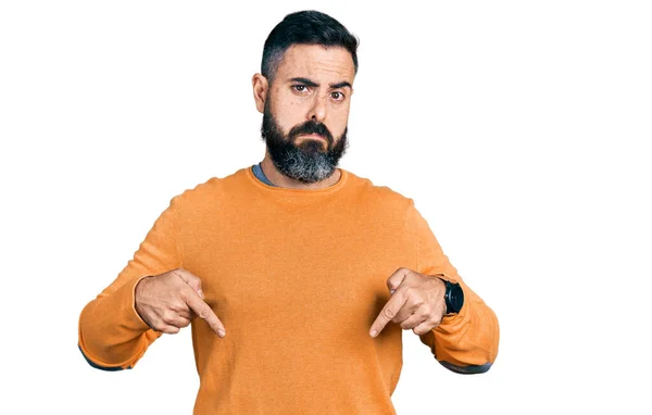 Homem Hispânico Com Barba Vestindo Camisola Inverno Casual Apontando Para — Fotografia de Stock