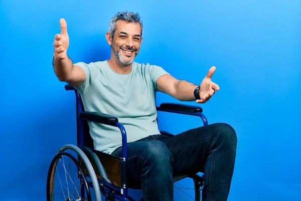 Yakışıklı Orta Yaşlı Gri Saçlı Tekerlekli Sandalyede Oturan Kameraya Sarılıp — Stok fotoğraf
