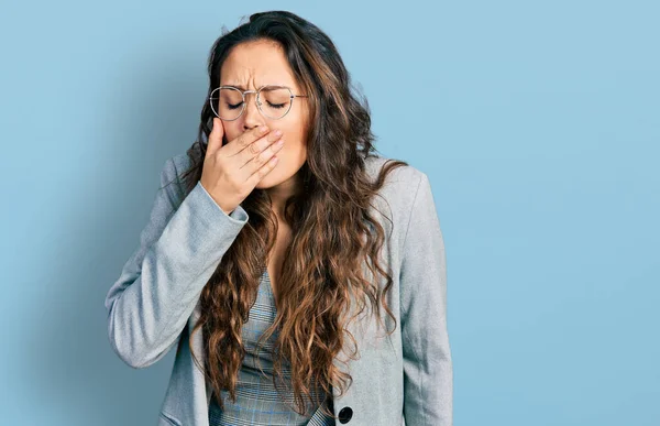 Junge Hispanische Mädchen Businesskleidung Und Brille Gelangweilt Gähnend Müde Mund — Stockfoto